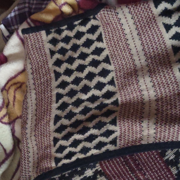 An open styled Sweater - Picture 3 of 3